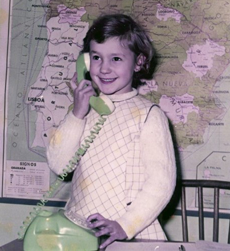 Begoña Caamaño de cativa sostendo un teléfono e sorrindo